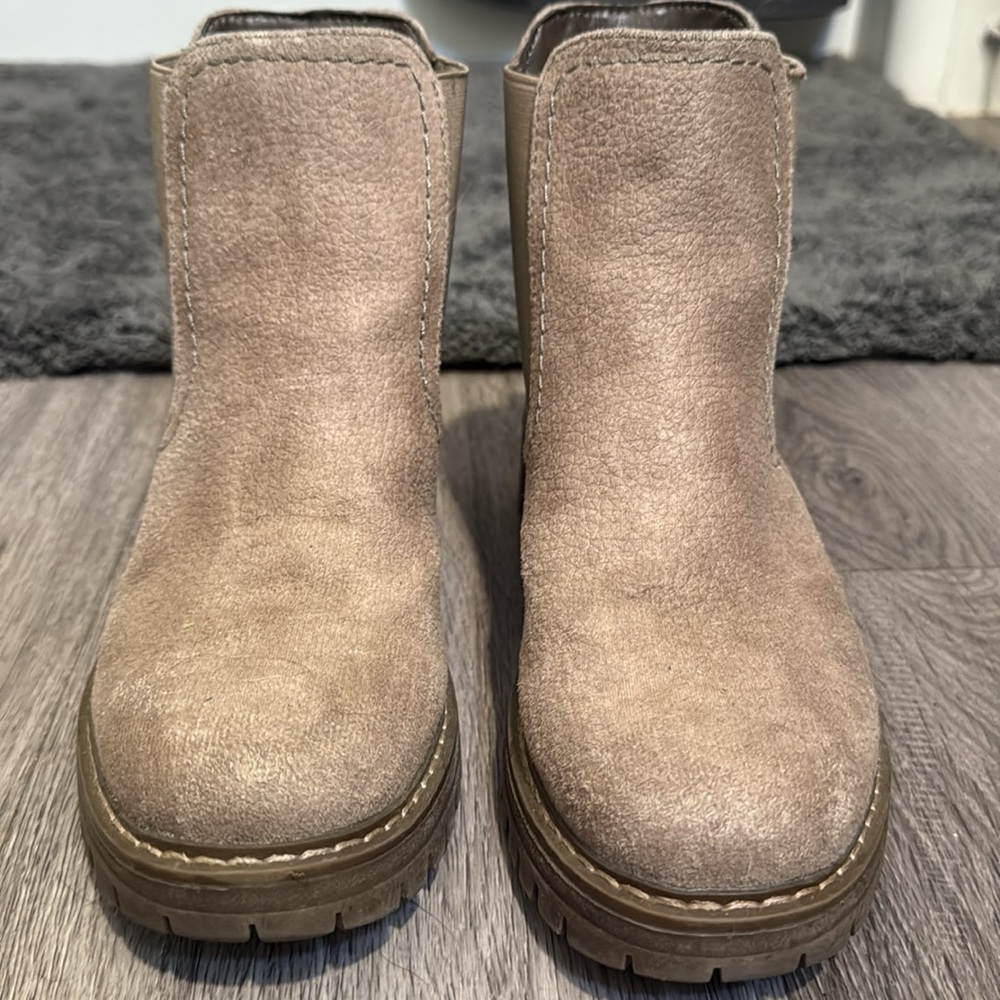 Women’s size 6 Chelsea boot. Worn 3 times. No scuffs, marks or tears. - Picture 2 of 7